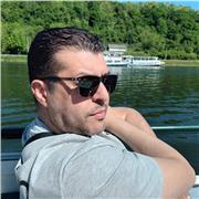 Professeur donne des cours de math pour les élèves de primaires et secondaire